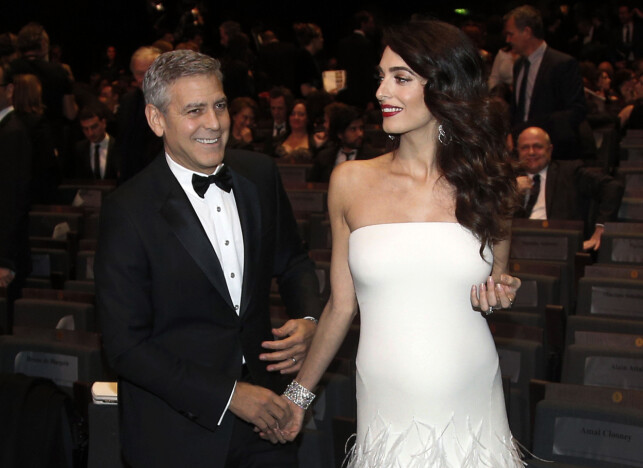 SLITEN: George og Amal giftet seg i 2014 og nå er de blitt foreldre. De trives begge svært godt i rollene, men avslører at det tærer på kroppen. Her er det berømte paret sammen på rød løper tidligere i år. Foto: AP SLITEN: George og Amal giftet seg i 2014 og nå er de blitt foreldre. De trives begge svært godt i rollene, men avslører at det tærer på kroppen. Her er det berømte paret sammen på rød løper tidligere i år. Foto: AP