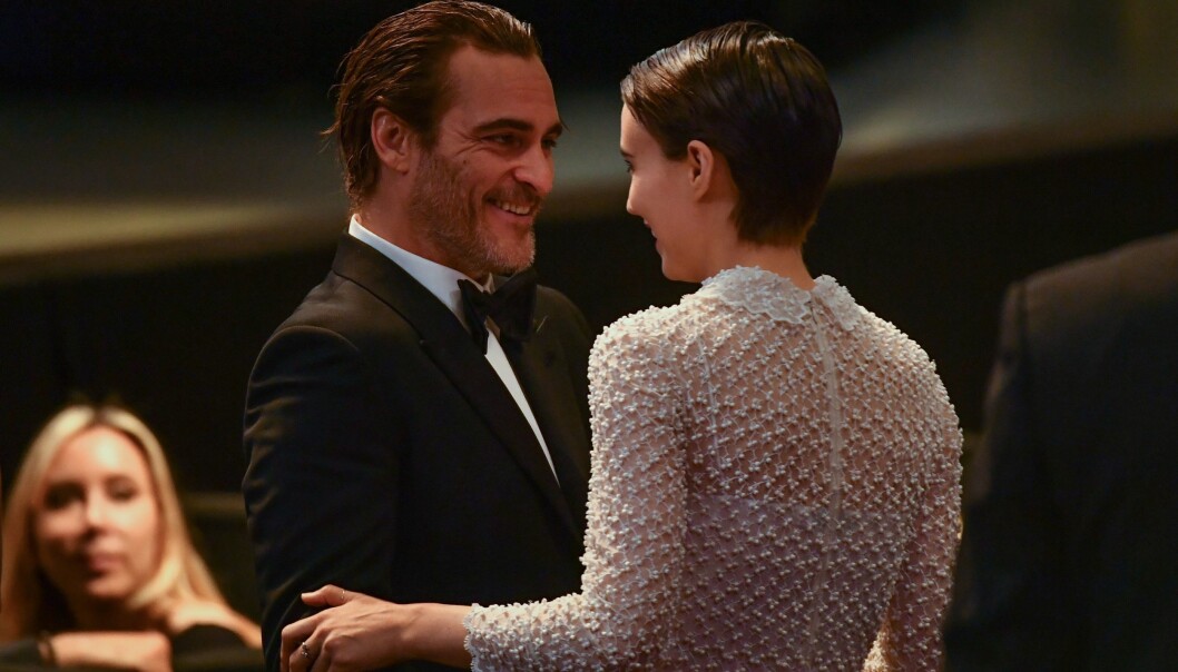 <strong>LYKKELIGE:</strong> Søndag 28. mai stilte Joaquin Phoenix og Rooney Mara sammen under Film Festivalen i Cannes, og de så svært betatt ut av hverandre. Foto: NTB Scanpix <strong>LYKKELIGE:</strong> Søndag 28. mai stilte Joaquin Phoenix og Rooney Mara sammen under Film Festivalen i Cannes, og de så svært betatt ut av hverandre. Foto: NTB Scanpix