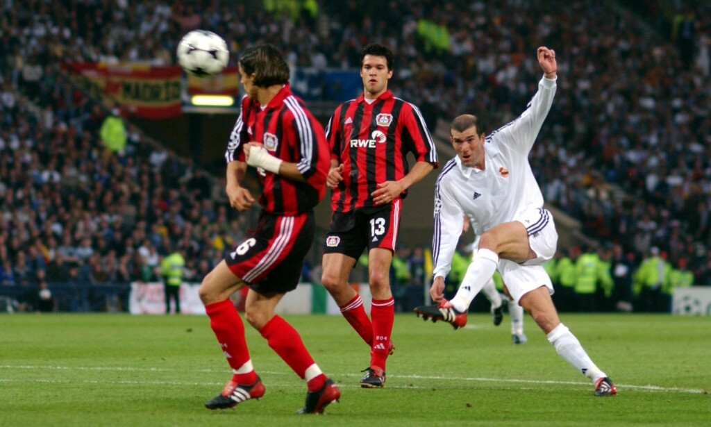 TIDENEES BESTE FINALE-SCORING: Zinedine Zidane hamrer ballen i vinkelen mot Bayer Leverkusen. Foto: NTB Scanpix TIDENEES BESTE FINALE-SCORING: Zinedine Zidane hamrer ballen i vinkelen mot Bayer Leverkusen. Foto: NTB Scanpix