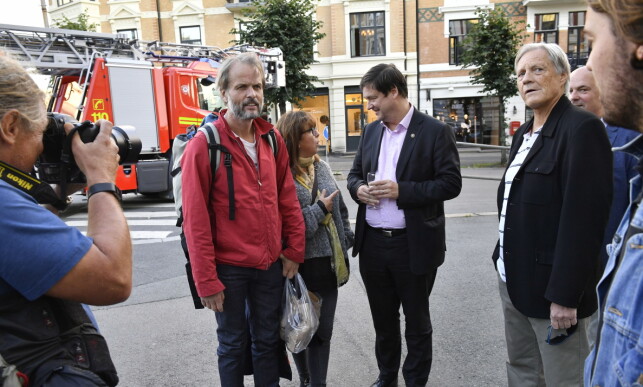 FORLEGGER: Erling Kagge og Kagge forlag gir snart ut sin tredje og gjerde Eirik Jensen-bok. Ved siden av Kagge står en av Jensens forsvarere, John Christian Elden. Foto: Lars Eivind Bones / Dagbladet FORLEGGER: Erling Kagge og Kagge forlag gir snart ut sin tredje og gjerde Eirik Jensen-bok. Ved siden av Kagge står en av Jensens forsvarere, John Christian Elden. Foto: Lars Eivind Bones / Dagbladet