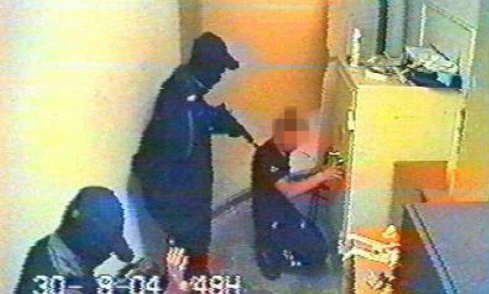 BRUTALT RAN: Her raner Lars Harnes (foran) og Daniel de Linde DnBs filial på Aker Brygge 30. august 2004. Vekterne ble truet med pistol og maskinpistol. Foto: DnB / NTB Scanpix BRUTALT RAN: Her raner Lars Harnes (foran) og Daniel de Linde DnBs filial på Aker Brygge 30. august 2004. Vekterne ble truet med pistol og maskinpistol. Foto: DnB / NTB Scanpix