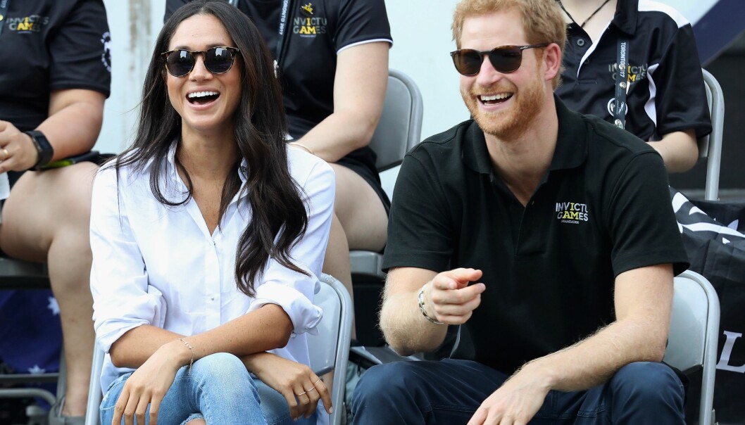 GOD STEMNING: Latteren satt løst mellom prins Harry og kjæresten Meghan Markle under tennis-eventet. FOTO: NTB Scanpix GOD STEMNING: Latteren satt løst mellom prins Harry og kjæresten Meghan Markle under tennis-eventet. FOTO: NTB Scanpix