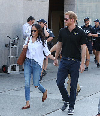 HÅND I HÅND: Prins Harry og Meghan Markle på vei ut av sportseventet. FOTO: NTB Scanpix HÅND I HÅND: Prins Harry og Meghan Markle på vei ut av sportseventet. FOTO: NTB Scanpix