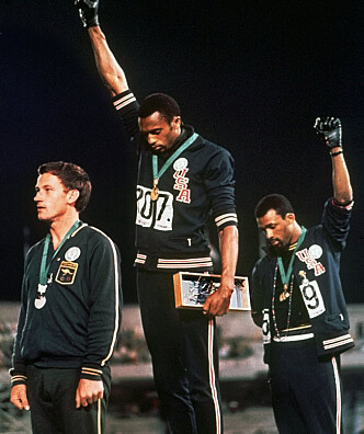 DET STORE BILDET: Mexico-OL 1968 der Tommie Smith (i midten) og John Carlos støtter Black Power-bevegelsen hjemme i USA movement. Det var en enkelt aksjon. Nå gjelder det en hel nasjonalsport. FOTO: AP/File. DET STORE BILDET: Mexico-OL 1968 der Tommie Smith (i midten) og John Carlos støtter Black Power-bevegelsen hjemme i USA movement. Det var en enkelt aksjon. Nå gjelder det en hel nasjonalsport. FOTO: AP/File.