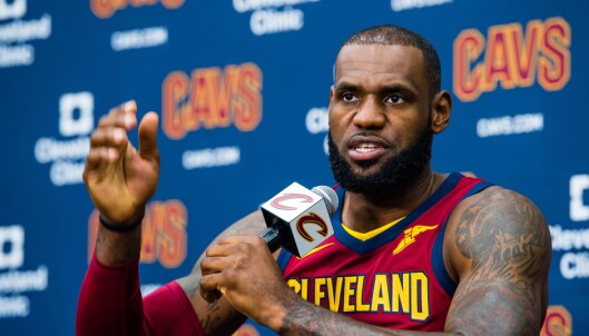 TYDELIG TALE: Basketballstjerna Lebron James har flere ganger brukt sporten for å få fram sin politiske holdning. FOTO:. Jason Miller/Getty Images/AFP TYDELIG TALE: Basketballstjerna Lebron James har flere ganger brukt sporten for å få fram sin politiske holdning. FOTO:. Jason Miller/Getty Images/AFP