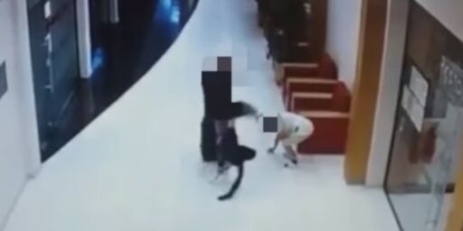 image: Spaserte rolig vekk etter å ha sparket hotellansatt i hodet. Slipper fengsel