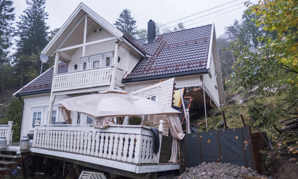 JORDRAS: Et hus ble i går delvis tatt av et jordras på Tveit utenfor Kristiansand.
Foto: Tor Erik Schrøder / NTB scanpix JORDRAS: Et hus ble i går delvis tatt av et jordras på Tveit utenfor Kristiansand.
Foto: Tor Erik Schrøder / NTB scanpix
