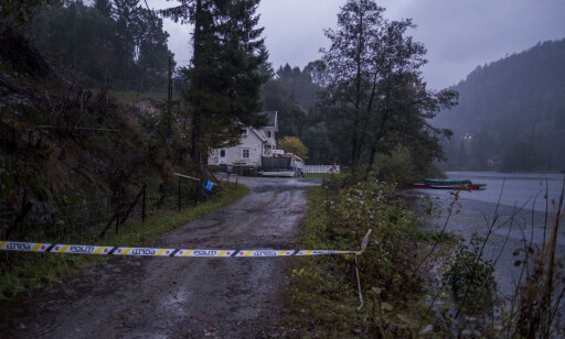 SPERRET AV: Politiet har sperret av veien inn til et hus som i går ble tatt av et jordras på Tveit utenfor Kristiansand.
Foto: Tor Erik Schrøder / NTB scanpix SPERRET AV: Politiet har sperret av veien inn til et hus som i går ble tatt av et jordras på Tveit utenfor Kristiansand.
Foto: Tor Erik Schrøder / NTB scanpix