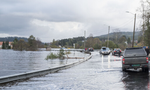 UVÆR: Topdalselva mellom Kristiansand og Birkeland går over sine bredder.
Foto: Tor Erik Schrøder / NTB scanpix UVÆR: Topdalselva mellom Kristiansand og Birkeland går over sine bredder.
Foto: Tor Erik Schrøder / NTB scanpix