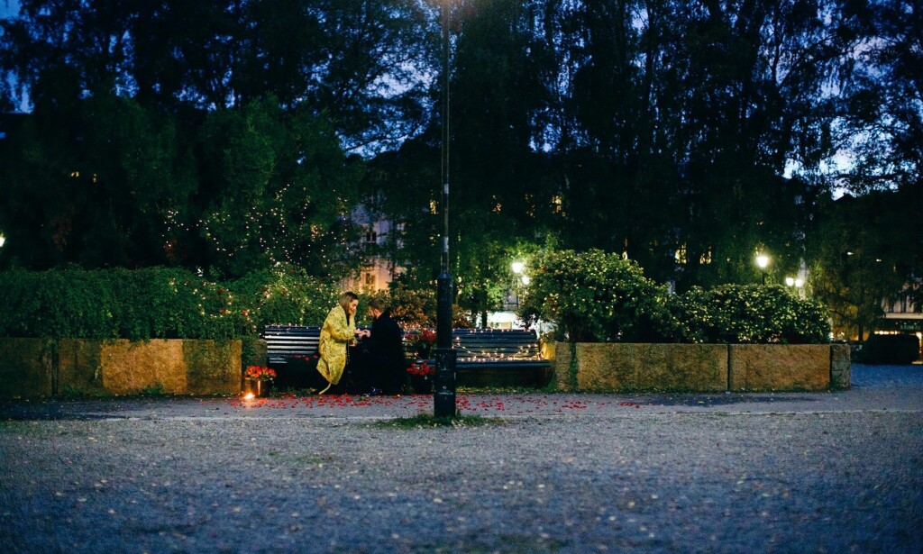NED PÅ KNE: Stian Blipp valgte å fri til Jamina Iversen på en benk ved Grünerløkka, hvor paret ble kjærester for fire år siden. Foto: Veronica Solheim NED PÅ KNE: Stian Blipp valgte å fri til Jamina Iversen på en benk ved Grünerløkka, hvor paret ble kjærester for fire år siden. Foto: Veronica Solheim