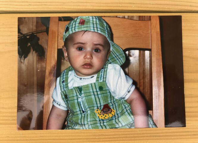STILIG: Cengiz var stilig i matchende caps og buksedress. Her var han to år gammel, i 1999. Foto: Privat STILIG: Cengiz var stilig i matchende caps og buksedress. Her var han to år gammel, i 1999. Foto: Privat