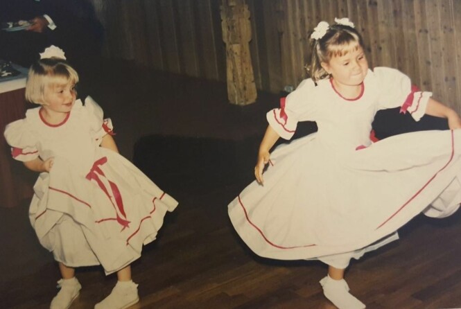 BRUDEPIKE: Helene Olafsen var brudepike sammen med søsteren Monika i 1995. Foto: Privat BRUDEPIKE: Helene Olafsen var brudepike sammen med søsteren Monika i 1995. Foto: Privat