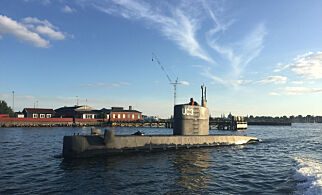 København, Danmark 20170812.
Ved 19.30-tiden torsdag aften 10. august blev dette billede af den hjemmebyggede ubåd UC3 Nautilus taget i Københavns havn. Ejeren af ubåden, opfinder Peter Madsen, er siden blev drabssigtet, efter hans passager - en svensk kvinde - natten til fredag blev meldt savnet af sin kæreste, da ubåden ikke vendte tilbage til sin kajplads. I ubådens tårn ses en kvinde, som på flere punkter matcher det signalement af den savnede svensker, som Københavns Politi lidt før kl. 18 fredag sendte ud i en pressemeddelelse.
Foto: Anders Valdsted / NTB scanpix