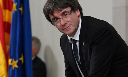 image: Catalonias president blir kalt forræder utenfor regjeringsbygningen