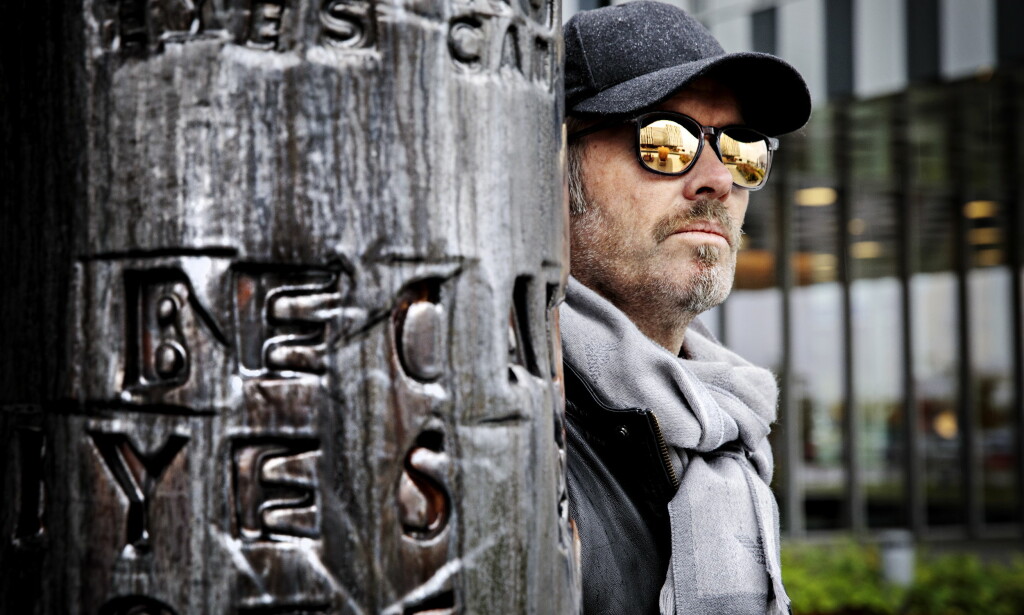 Dikt på keramikk: - Skal man få fram den stemningen og atmosfæren man ønsker er detaljene viktige, enten man jobber med kunst eller musikk, sier Magne Furuholmen. Foto: Nina Hansen Dikt på keramikk: - Skal man få fram den stemningen og atmosfæren man ønsker er detaljene viktige, enten man jobber med kunst eller musikk, sier Magne Furuholmen. Foto: Nina Hansen