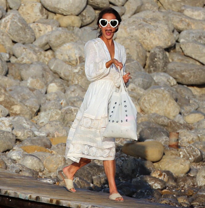 ER DETTE BRUDEKJOLEN? Alicia Vikander på Ibiza i anledning sitt eget bryllup denne helgen. Foto: Scanpix ER DETTE BRUDEKJOLEN? Alicia Vikander på Ibiza i anledning sitt eget bryllup denne helgen. Foto: Scanpix