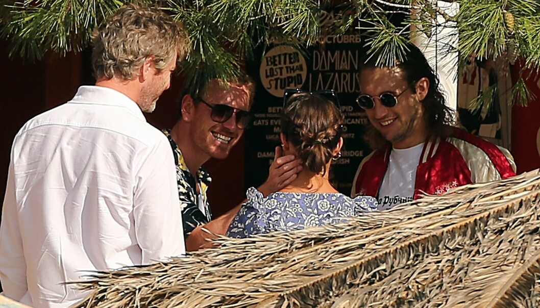 FORELSKET: Michael Fassbender (i midten) smiler lykkelig mot sin kone Alicia Vikander på Ibiza sammen med venner. Foto: Scanpix FORELSKET: Michael Fassbender (i midten) smiler lykkelig mot sin kone Alicia Vikander på Ibiza sammen med venner. Foto: Scanpix