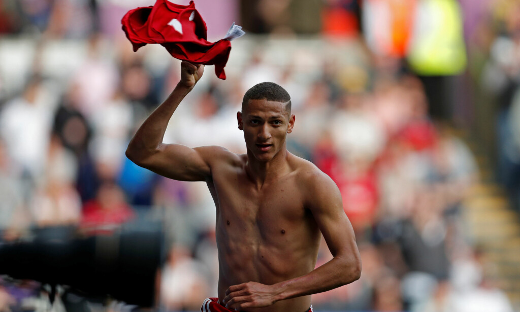 LÆRER FORT: Richarlison visste ikke at du fikk gult kort for å ta av seg trøya i Premier League. Det vet han nå. Foto: Reuters/Paul Childs/NTB Scanpix LÆRER FORT: Richarlison visste ikke at du fikk gult kort for å ta av seg trøya i Premier League. Det vet han nå. Foto: Reuters/Paul Childs/NTB Scanpix