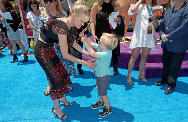 MOR OG SØNN: Anna Faris tar stadig med sønnen på den rød løperen. Her de sammen på premieren av filmen «The Emoji Movie» i Los Angeles tidligere i år. Foto: NTB Scanpix MOR OG SØNN: Anna Faris tar stadig med sønnen på den rød løperen. Her de sammen på premieren av filmen «The Emoji Movie» i Los Angeles tidligere i år. Foto: NTB Scanpix
