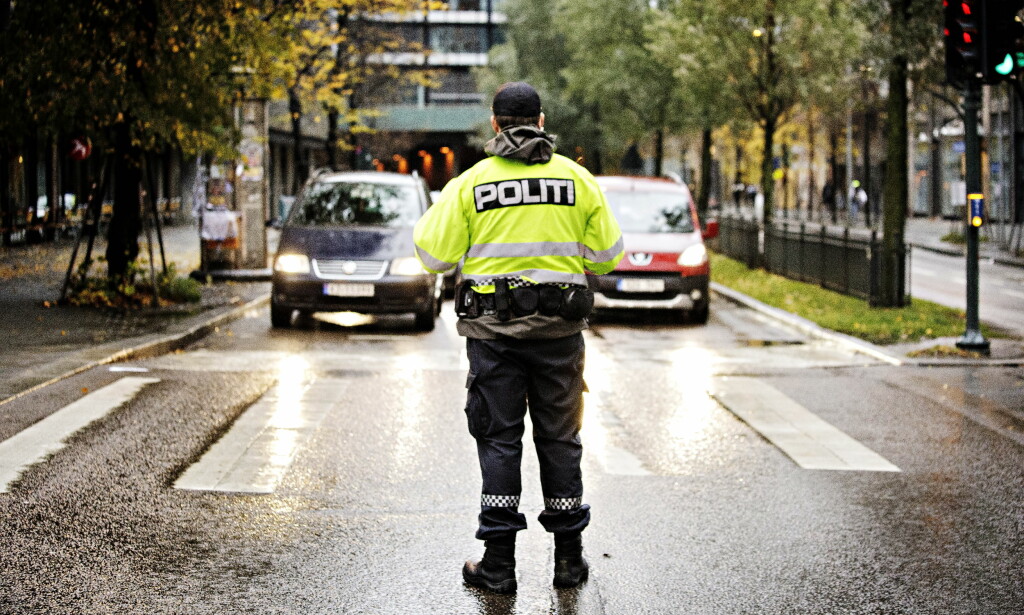 FÅR HJELP: Politiet sperret av St. OIavs gate i Oslo sentrum i forbindelse med opptak av «Skjelvet». Foto: Nina Hansen / Dagbladet FÅR HJELP: Politiet sperret av St. OIavs gate i Oslo sentrum i forbindelse med opptak av «Skjelvet». Foto: Nina Hansen / Dagbladet