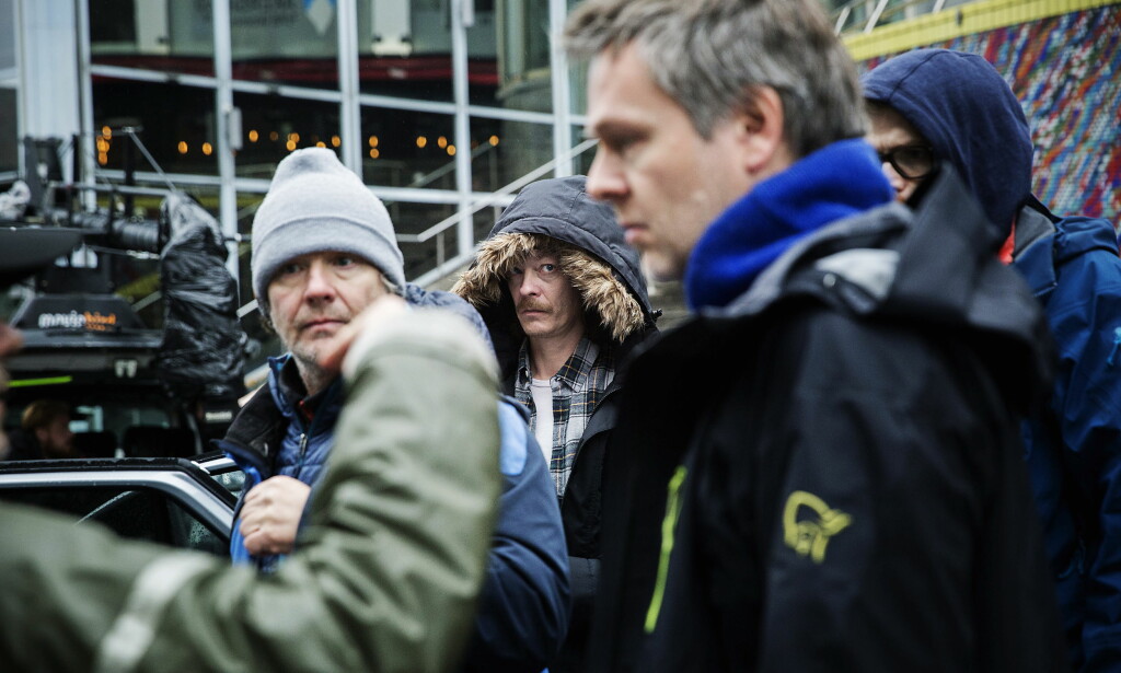 KJØLIG: Været under innspillingen var katastrofalt dårlig, men det passer tematikken. Her varmer Joner seg mellom tagninger. Foto: Nina Hansen / Dagbladet KJØLIG: Været under innspillingen var katastrofalt dårlig, men det passer tematikken. Her varmer Joner seg mellom tagninger. Foto: Nina Hansen / Dagbladet