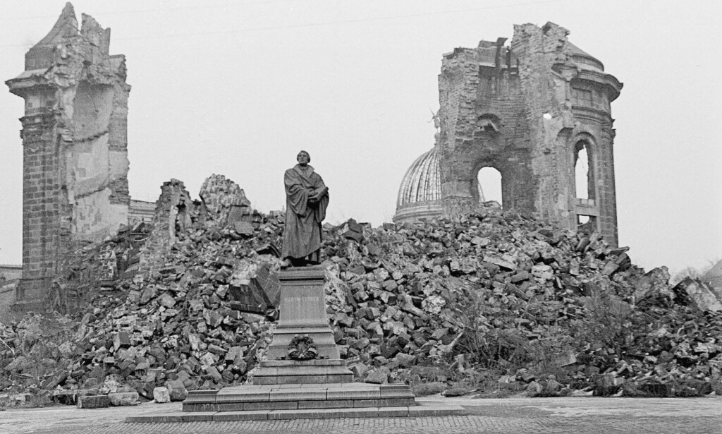 DRESDEN-BOMBINGEN: Vår Frues kirke i Dresden ble liggende i ruiner etter andre verdenskrig, som et minnesmerke over bombingen av Dresden 13. til 15. februar 1945. Bildet er fra 1967. Foto: NTB Scanpix DRESDEN-BOMBINGEN: Vår Frues kirke i Dresden ble liggende i ruiner etter andre verdenskrig, som et minnesmerke over bombingen av Dresden 13. til 15. februar 1945. Bildet er fra 1967. Foto: NTB Scanpix