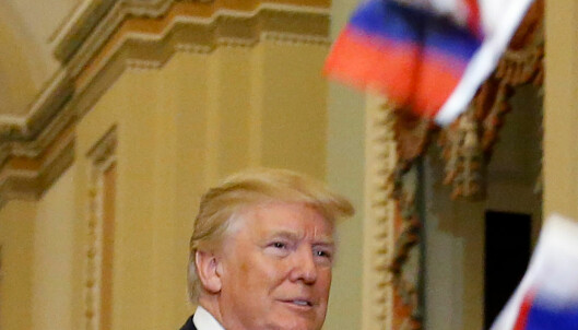 Demonstrant kastet russisk flagg på Donald Trump, anklaget ham for forræderi Demonstrant kastet russisk flagg på Donald Trump, anklaget ham for forræderi