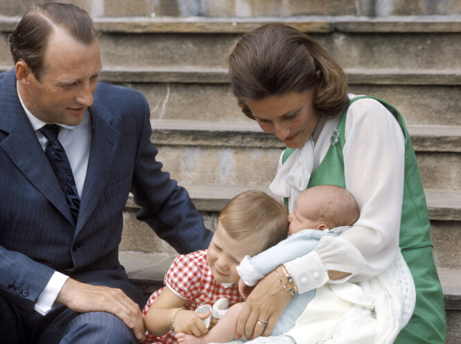 GIFTERING: Kronprins Harald med kronprinsesse Sonja og barna prinsesse Märtha Louise og prins Haakon på Skaugum etter hjemkomsten fra Rikshospitalet. På høyre hånd har den daværende kronprinsen gifteringen han fikk i anledning bryllupet med Sonja 29. august 1968. Foto: NTB Scanpix GIFTERING: Kronprins Harald med kronprinsesse Sonja og barna prinsesse Märtha Louise og prins Haakon på Skaugum etter hjemkomsten fra Rikshospitalet. På høyre hånd har den daværende kronprinsen gifteringen han fikk i anledning bryllupet med Sonja 29. august 1968. Foto: NTB Scanpix