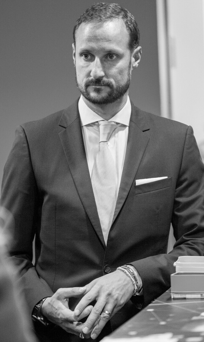 BRUKER SMYKKER: I motsetning til prins William av Storbritannia bruker kronprins Haakon både ringer og armbånd. Foto: NTB Scanpix BRUKER SMYKKER: I motsetning til prins William av Storbritannia bruker kronprins Haakon både ringer og armbånd. Foto: NTB Scanpix