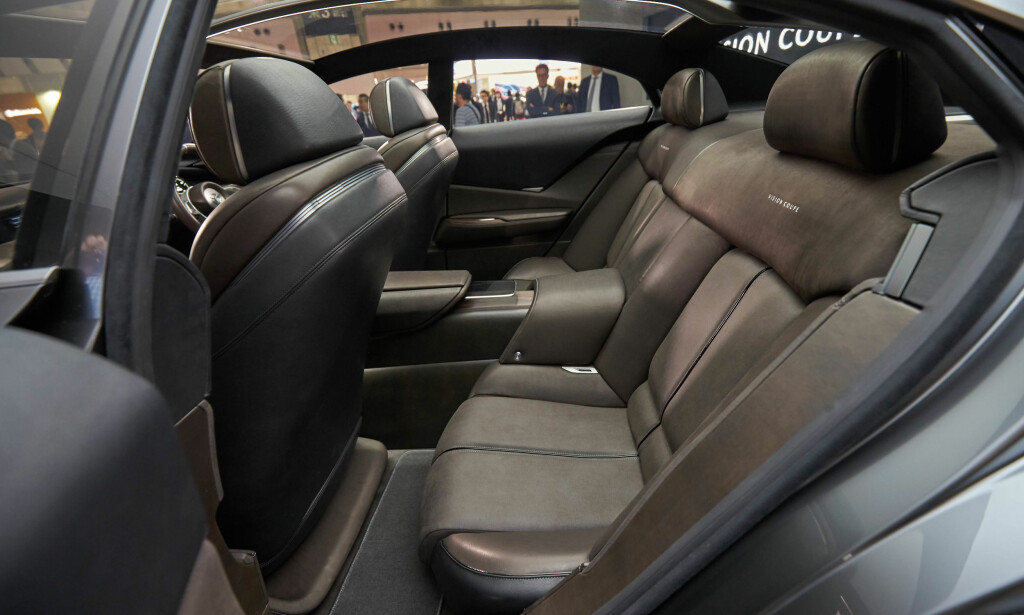 PLASS BAKI: På grunn av en svært tilbaketrukket cockpit, havner setene mellom bakhjulene og gir bare rom for fire seter. Vi renger med at produksjonemodellen får andre løsninger. Foto: Mazda PLASS BAKI: På grunn av en svært tilbaketrukket cockpit, havner setene mellom bakhjulene og gir bare rom for fire seter. Vi renger med at produksjonemodellen får andre løsninger. Foto: Mazda
