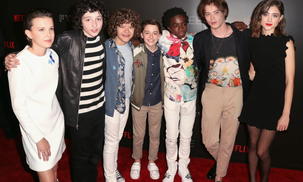 SUKSESS: Stjernene fra serien «Stranger Things» samlet i USA i mai. Denne uken måtte gjengen klare seg uten skuespiller Charlie Heaton under premieren av sesong 2. Foto: NTB Scanix. SUKSESS: Stjernene fra serien «Stranger Things» samlet i USA i mai. Denne uken måtte gjengen klare seg uten skuespiller Charlie Heaton under premieren av sesong 2. Foto: NTB Scanix.