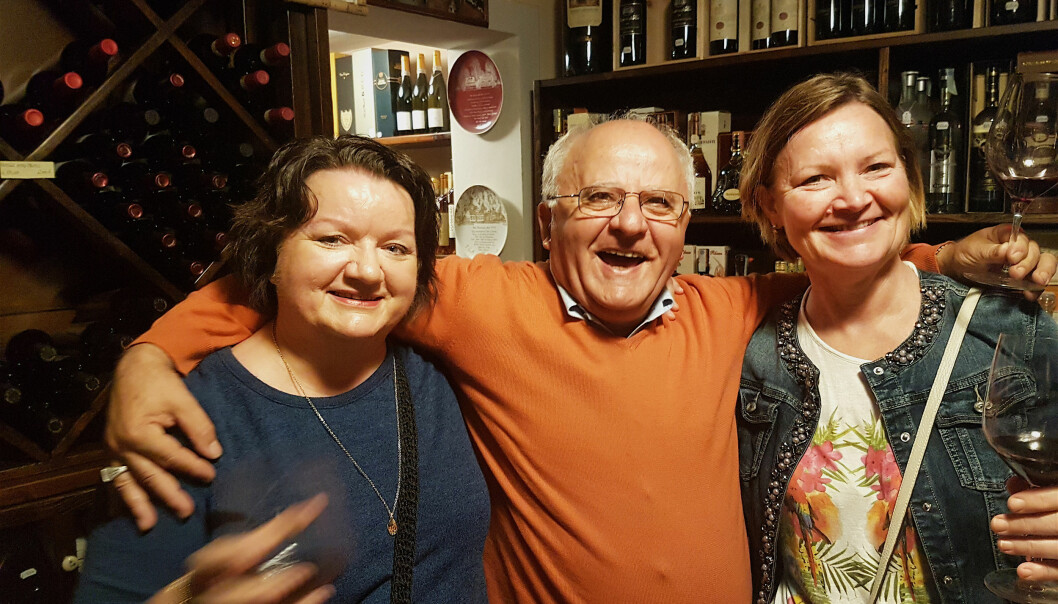 <strong>UTSØKT VIN:</strong> Randi Skaar Vildskog og venninnen Monika Oldervoll Fosse på besøk i enotecaen til Ghino Poggialino i Pienza. Foto: Runar Vildskog. <strong>UTSØKT VIN:</strong> Randi Skaar Vildskog og venninnen Monika Oldervoll Fosse på besøk i enotecaen til Ghino Poggialino i Pienza. Foto: Runar Vildskog.