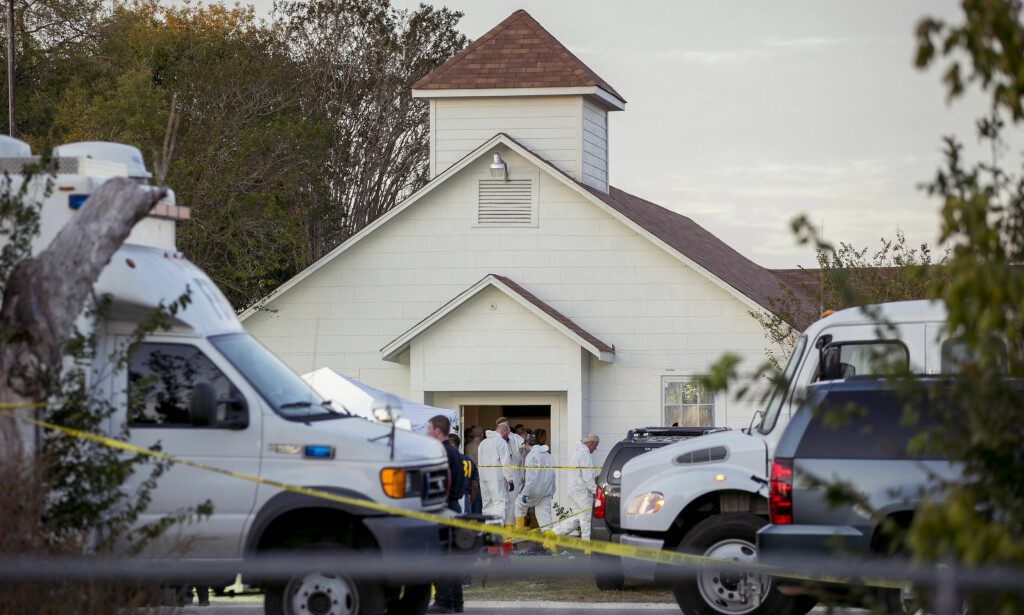 ÅSTEDET: Etterforskere saumfarer First Baptist Church i Sutherland Springs i Texas etter masseskytingen under en gudstjeneste søndag. Foto: Jay Janner/Austin American-Statesman via AP ÅSTEDET: Etterforskere saumfarer First Baptist Church i Sutherland Springs i Texas etter masseskytingen under en gudstjeneste søndag. Foto: Jay Janner/Austin American-Statesman via AP
