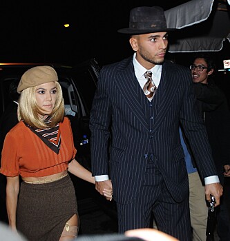 HALLOWEEN: Kourtney og Younes kledde seg ut som Bonnie og Clyde på Halloween. Foto: Splash News HALLOWEEN: Kourtney og Younes kledde seg ut som Bonnie og Clyde på Halloween. Foto: Splash News