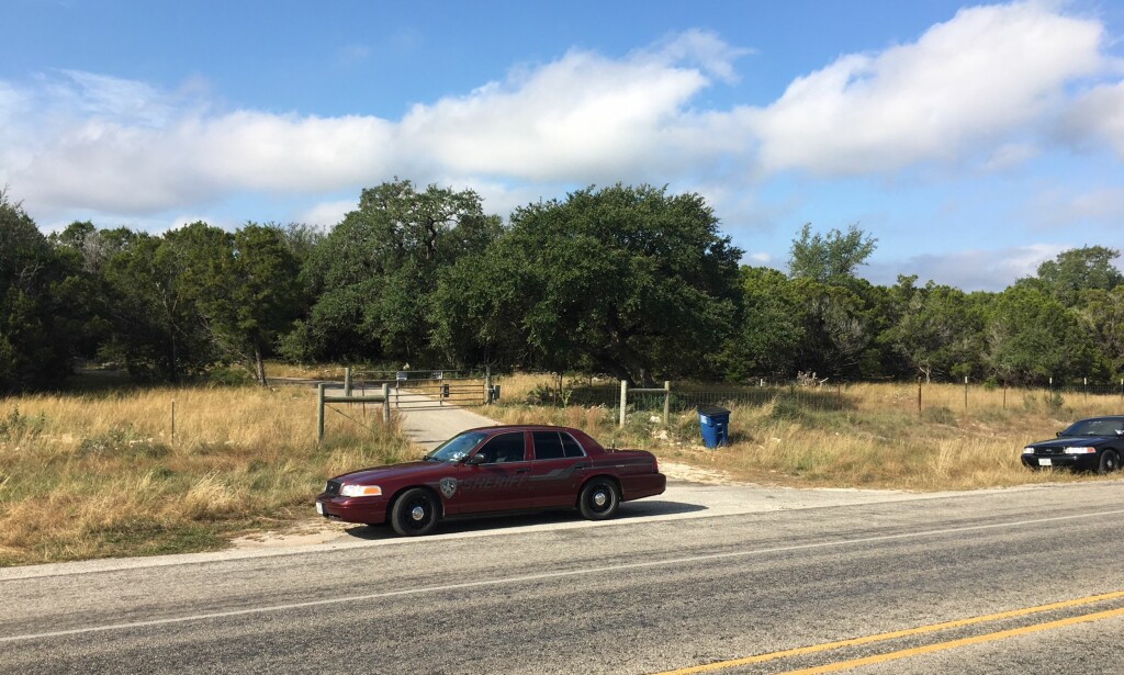GJERNINGSMANNENS HJEM: 26 år gamle Devin Patrick Kelley er utpekt som gjerningsmannen i masseskytingen i Sutherland Springs i Texas. Han bodde noen mil unna på en øde landevei utenfor New Braunfels. Mandag holder politiet vakt utenfor eiendommen hvor han bodde. Skilt på porten advarer om at dette er «privat eiendom» og «vokt deg for hunden». Selve huset er ikke synlig fra veien. Foto: Vegard Kristiansen Kvaale / Dagbladet GJERNINGSMANNENS HJEM: 26 år gamle Devin Patrick Kelley er utpekt som gjerningsmannen i masseskytingen i Sutherland Springs i Texas. Han bodde noen mil unna på en øde landevei utenfor New Braunfels. Mandag holder politiet vakt utenfor eiendommen hvor han bodde. Skilt på porten advarer om at dette er «privat eiendom» og «vokt deg for hunden». Selve huset er ikke synlig fra veien. Foto: Vegard Kristiansen Kvaale / Dagbladet
