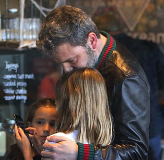 I PAPPAS ARMER: Ben Affleck holder godt rundt datteren Violet mens de venter på iskremen. Lillesøsteren Seraphina følger spent med. Foto: Shutterstock I PAPPAS ARMER: Ben Affleck holder godt rundt datteren Violet mens de venter på iskremen. Lillesøsteren Seraphina følger spent med. Foto: Shutterstock