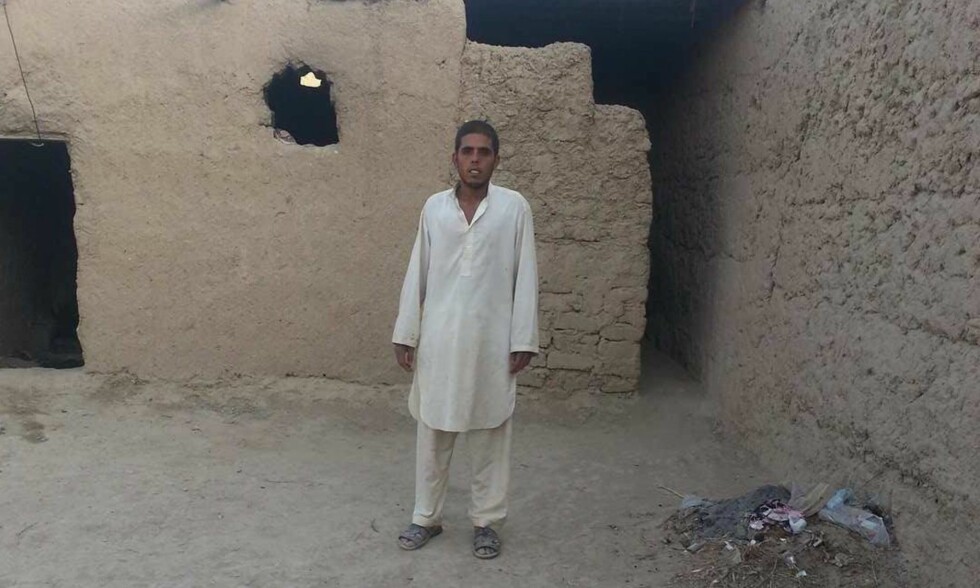 TØFT LIV: Atiqullah (18) antas å fungere som en gutt på åtte-ni år, men ble tvangsutsendt fra Norge til Afghanistan i mars i år. Han bor under kummerlige kår sammen med mor og lillebror på 15 år. Hans tre søstre er giftet bort fordi mora ikke hadde penger til å fø dem, og fordi hun var redd at noen ville komme til familien og skade dem. Foto: Privat TØFT LIV: Atiqullah (18) antas å fungere som en gutt på åtte-ni år, men ble tvangsutsendt fra Norge til Afghanistan i mars i år. Han bor under kummerlige kår sammen med mor og lillebror på 15 år. Hans tre søstre er giftet bort fordi mora ikke hadde penger til å fø dem, og fordi hun var redd at noen ville komme til familien og skade dem. Foto: Privat