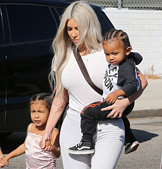 <strong>TREBARNSMOR:</strong> Kim Kardashian er stolt mor til North og Saint. Snart blir hun og ektemannen Kanye West foreldre igjen. Foto: NTB Scanpix <strong>TREBARNSMOR:</strong> Kim Kardashian er stolt mor til North og Saint. Snart blir hun og ektemannen Kanye West foreldre igjen. Foto: NTB Scanpix