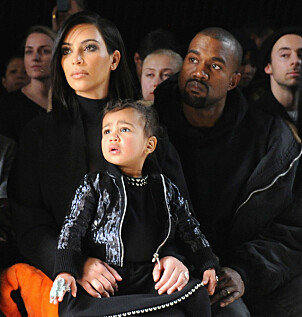 <strong>PÅ MOTESHOW:</strong> Kim og Kanye sammen med datteren North på moteshow i New York i 2015. Foto: AFP <strong>PÅ MOTESHOW:</strong> Kim og Kanye sammen med datteren North på moteshow i New York i 2015. Foto: AFP