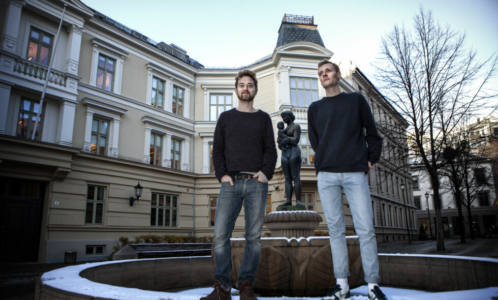 STERKE SAKER: Emil Johnsen (t.v) og Preben Hodneland spiller flere roller i «Voldens historie» basert på romanen av Edouard Louis.
Foto: Anders Grønneberg STERKE SAKER: Emil Johnsen (t.v) og Preben Hodneland spiller flere roller i «Voldens historie» basert på romanen av Edouard Louis.
Foto: Anders Grønneberg