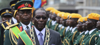 Hevder Mugabe skal tvangspensjoneres, men nekter å gå av Hevder Mugabe skal tvangspensjoneres, men nekter å gå av