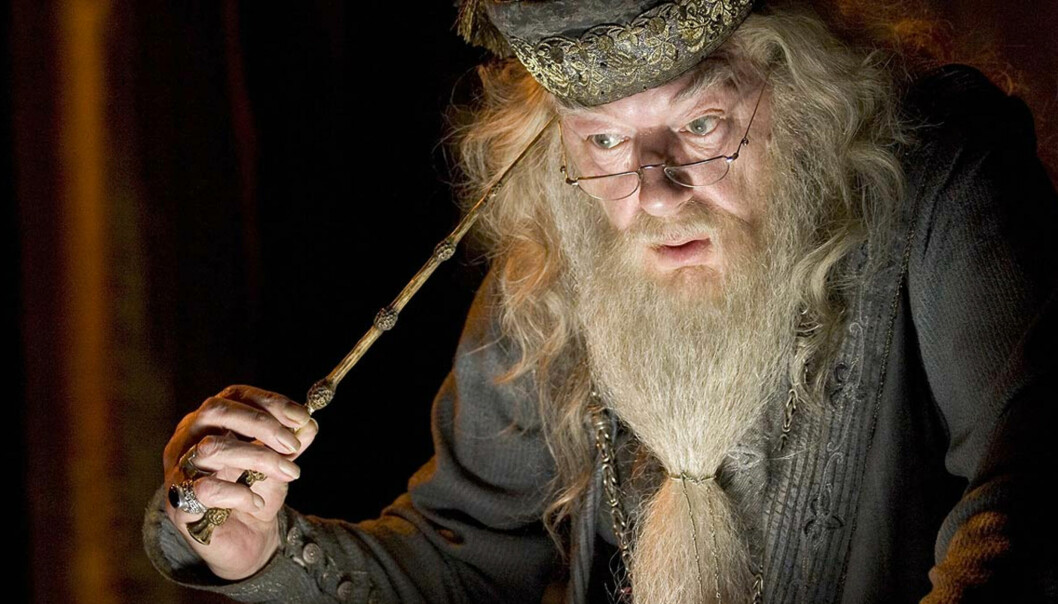 <strong>ORIGINALEN:</strong> Michael Gambon som den eldre - og betraktelig mer skjeggete - Albus Humlesnurr. Foto: Warner Bros. <strong>ORIGINALEN:</strong> Michael Gambon som den eldre - og betraktelig mer skjeggete - Albus Humlesnurr. Foto: Warner Bros.