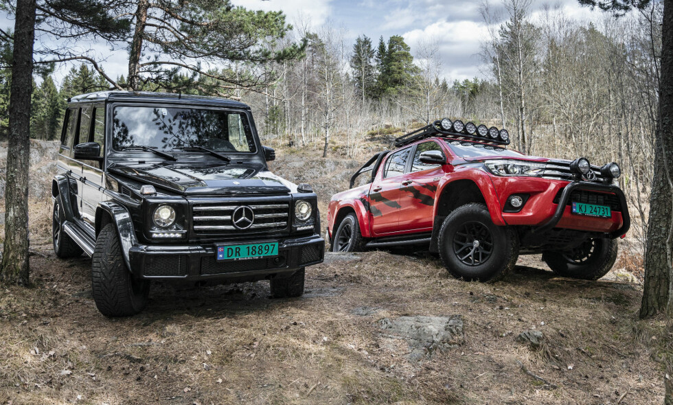 TØFF DUELL: De er begge tøffere enn toget, men om du skal ha en bil som kan ta deg fram over alt, skal du da velge en Toyota Hilux AT35 Børning eller en Mercedes_Benz G350D? Ekspertene i Autofil har testet, og gir deg svaret. Foto: Jamieson Pothecary TØFF DUELL: De er begge tøffere enn toget, men om du skal ha en bil som kan ta deg fram over alt, skal du da velge en Toyota Hilux AT35 Børning eller en Mercedes_Benz G350D? Ekspertene i Autofil har testet, og gir deg svaret. Foto: Jamieson Pothecary