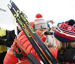GOD KLEM: Therese får støtte av mamma Gro etter å ha kjempet seg opp «Monsterbakken» under Tour de Ski i 2016. Foto: NTB Scanpix GOD KLEM: Therese får støtte av mamma Gro etter å ha kjempet seg opp «Monsterbakken» under Tour de Ski i 2016. Foto: NTB Scanpix