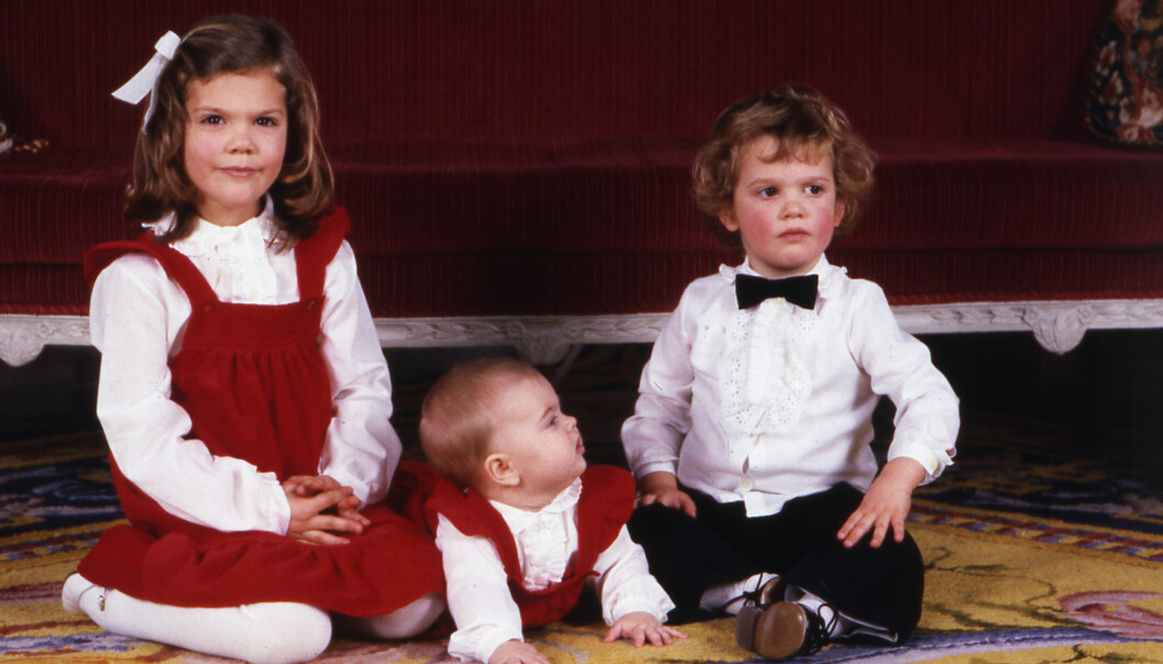 DEN GANG DA: Prinsesse Estelle har riktignok litt lysere hår enn mamma Victoria, men ellers ser de helt like ut! Dette bildet er fra 1982, og kronprinsesse Victoria er like gammel som det Estelle er i dag. Til høyre er prins Carl Philip og i midten er prinsesse Madeleine. Foto: NTB Scanpix DEN GANG DA: Prinsesse Estelle har riktignok litt lysere hår enn mamma Victoria, men ellers ser de helt like ut! Dette bildet er fra 1982, og kronprinsesse Victoria er like gammel som det Estelle er i dag. Til høyre er prins Carl Philip og i midten er prinsesse Madeleine. Foto: NTB Scanpix