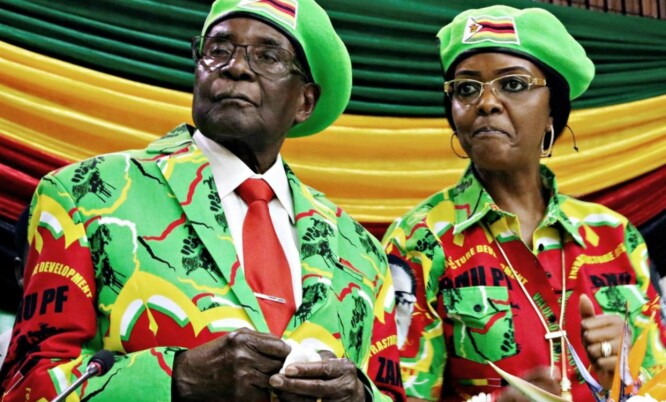 <strong>SPARKES:</strong> Robert og Grace Mugabe vil bli sparket fra regjeringspartiet søndag, opplyser krigsveteran-leder Chris Mutsvangwa til Reuters. Foto: Reuters / NTB Scanpix <strong>SPARKES:</strong> Robert og Grace Mugabe vil bli sparket fra regjeringspartiet søndag, opplyser krigsveteran-leder Chris Mutsvangwa til Reuters. Foto: Reuters / NTB Scanpix