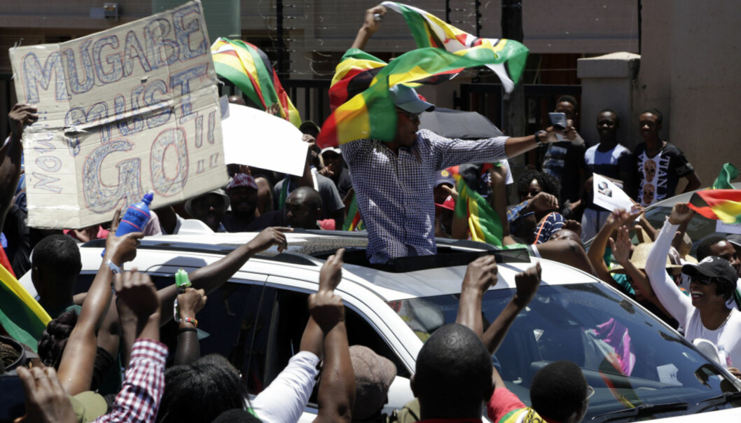<strong>FRIHET:</strong> For første gang på flere år kan folket i Zimbabwe fritt demonstrere mot sittende president Robert Mugabe. Foto: Themba Hadebe <strong>FRIHET:</strong> For første gang på flere år kan folket i Zimbabwe fritt demonstrere mot sittende president Robert Mugabe. Foto: Themba Hadebe