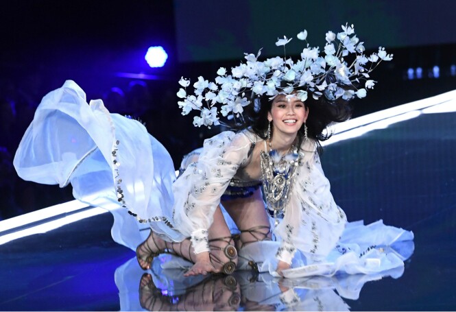 PÅ ALLE FIRE: Ming Xi faller på alle fire under årets Victoria's Secret Fashion Show i Shanghai. Foto: NTB Scanpix PÅ ALLE FIRE: Ming Xi faller på alle fire under årets Victoria's Secret Fashion Show i Shanghai. Foto: NTB Scanpix
