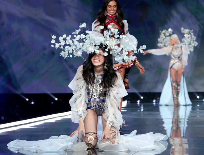SMILER: Supermodellen Ming Xi tar fallet på strak arm mens hun smiler seg gjennom det hysteriske fallet. Foto: NTB Scanpix SMILER: Supermodellen Ming Xi tar fallet på strak arm mens hun smiler seg gjennom det hysteriske fallet. Foto: NTB Scanpix