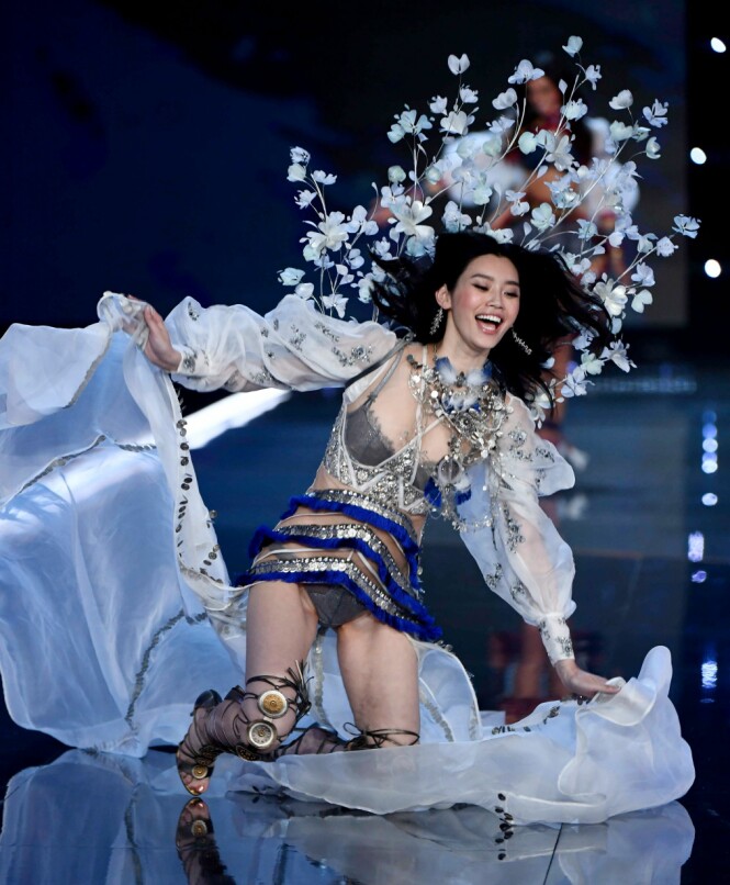 <strong>HER GÅR DET GALT:</strong> Modellen Ming Xi smilte til tross for fallet. Foto: NTB Scanpix <strong>HER GÅR DET GALT:</strong> Modellen Ming Xi smilte til tross for fallet. Foto: NTB Scanpix